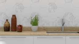 Azulejos blancos con formas geom&eacute;tricas