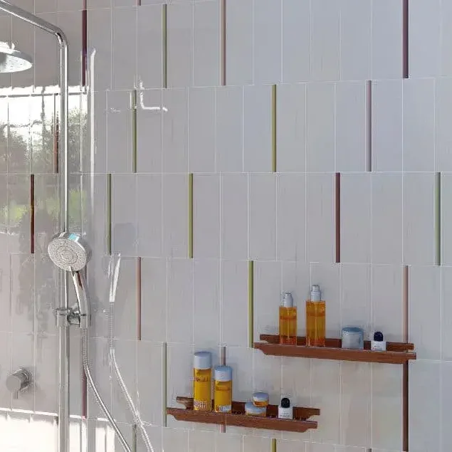 Baños combinación de azulejos neutros con colores