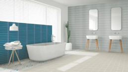Ba&ntilde;os combinaci&oacute;n azulejos tono pastel con blanco